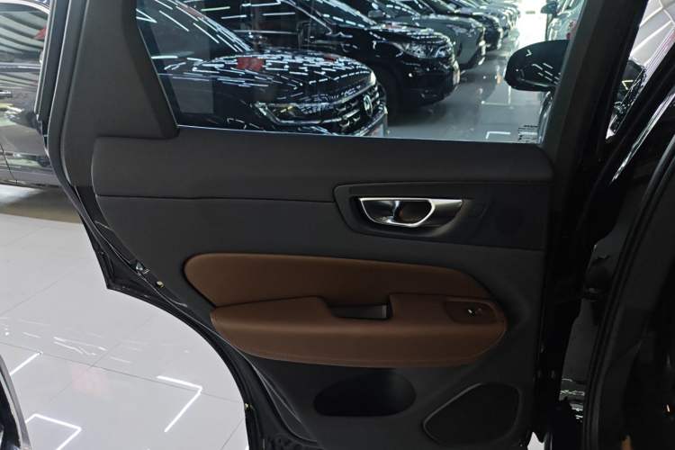 Used Volvo XC60 2025 B5 Four-Wheel Drive Smart & Advanced Luxury Edition Left Rear Door Interior