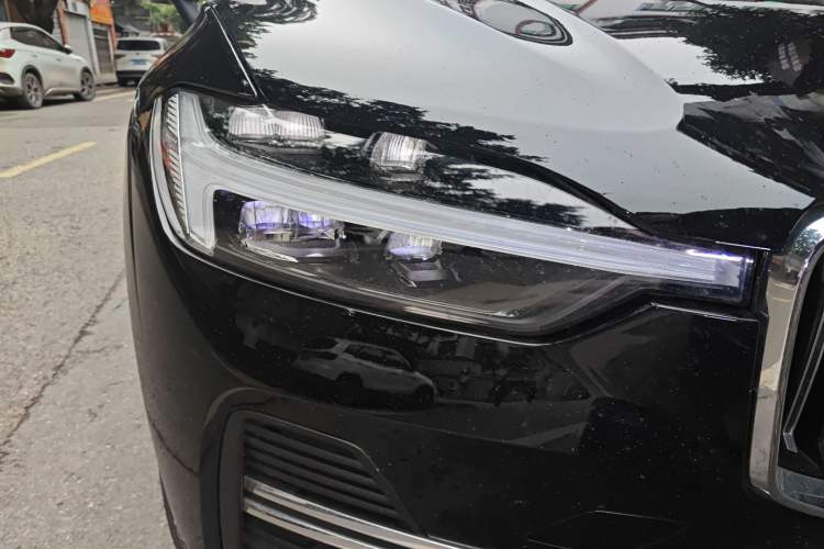 Used Volvo XC60 2025 B5 4x4 Smart Luxury Edition Right Front Headlight