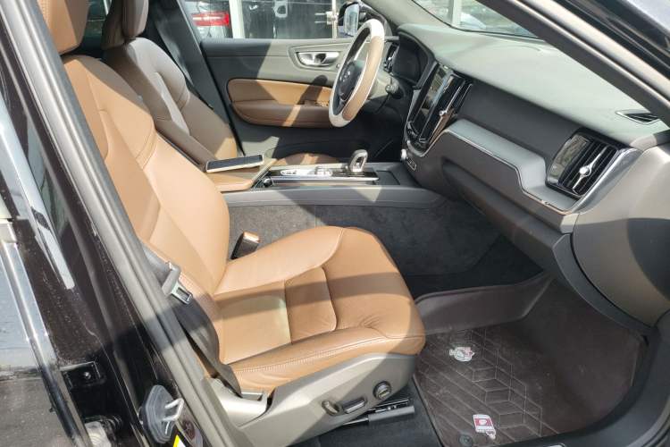 Used Volvo XC60 2025 B5 4x4 Smart Luxury Edition Right Front Seat