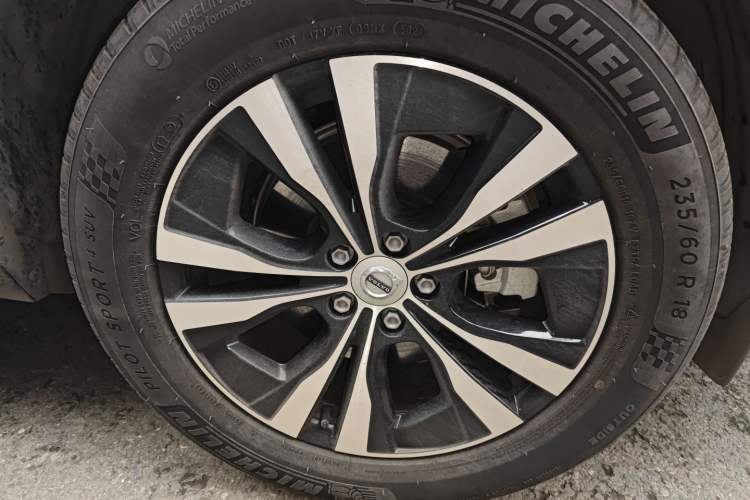 Used Volvo XC60 2025 B5 4x4 Smart Luxury Edition Right Front Wheel Hub