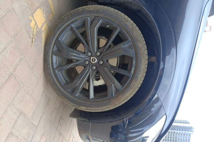 Used Volvo XC60 2025 B5 Four-Wheel Drive Smart & Advanced Midnight Black Edition Right Front Wheel Hub