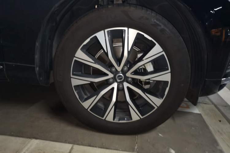 Used Volvo XC60 2025 B5 Four-Wheel Drive Smart & Advanced Luxury Edition Right Front Wheel Hub