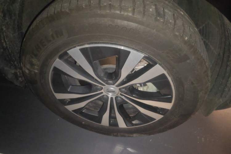 Used Volvo XC60 2025 B5 4x4 Smart Luxury Edition Right Front Wheel Hub