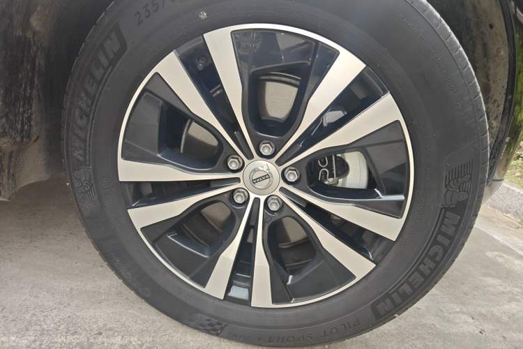 Used Volvo XC60 2025 B5 4x4 Smart Luxury Edition Right Front Wheel Hub