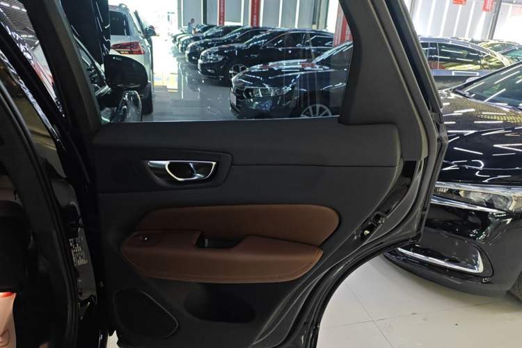 Used Volvo XC60 2025 B5 Four-Wheel Drive Smart & Advanced Luxury Edition Right Rear Door Interior