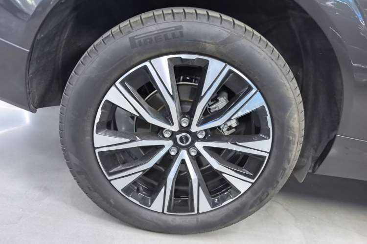 Used Volvo XC60 2025 B5 Four-Wheel Drive Smart & Advanced Luxury Edition Right Rear Wheel Hub