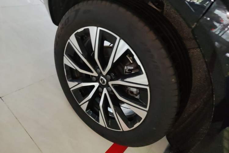 Used Volvo XC60 2025 B5 Four-Wheel Drive Smart & Advanced Luxury Edition Right Rear Wheel Hub