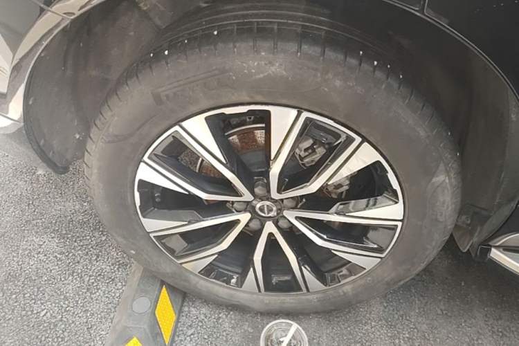 Used Volvo XC60 2025 B5 Four-Wheel Drive Smart & Advanced Luxury Edition Right Rear Wheel Hub