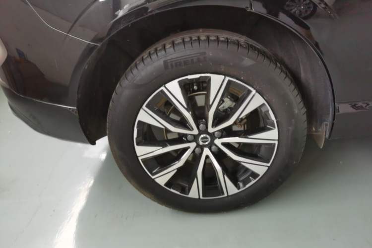 Used Volvo XC60 2025 B5 Four-Wheel Drive Smart & Advanced Luxury Edition Right Rear Wheel Hub