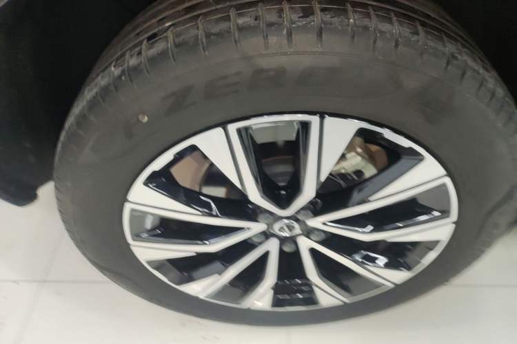 Used Volvo XC60 2025 B5 Four-Wheel Drive Smart & Advanced Luxury Edition Right Rear Wheel Hub