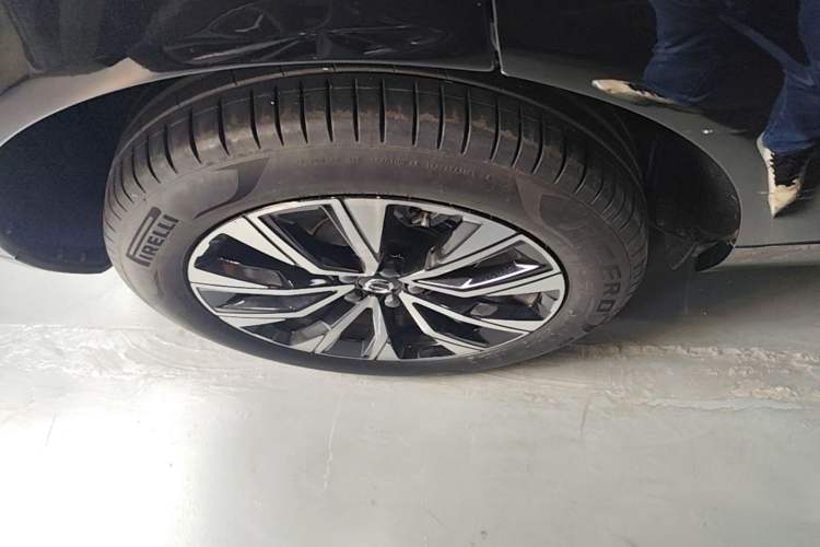 Used Volvo XC60 2025 B5 Four-Wheel Drive Smart & Advanced Luxury Edition Right Rear Wheel Hub
