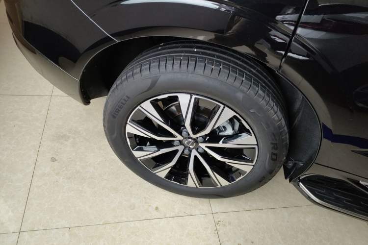 Used Volvo XC60 2025 B5 Four-Wheel Drive Smart & Advanced Luxury Edition Right Rear Wheel Hub
