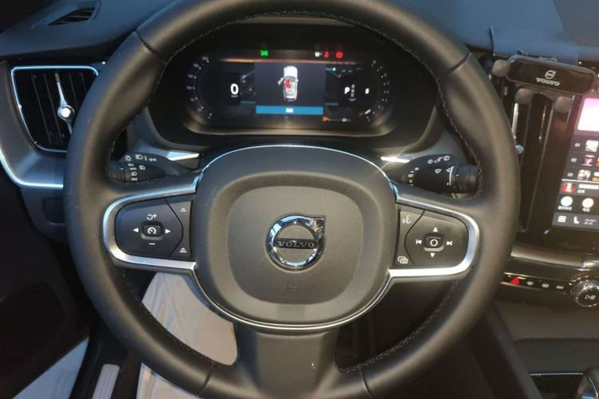 Used Volvo XC60 2025 B5 4x4 Smart Luxury Edition Steering Wheel