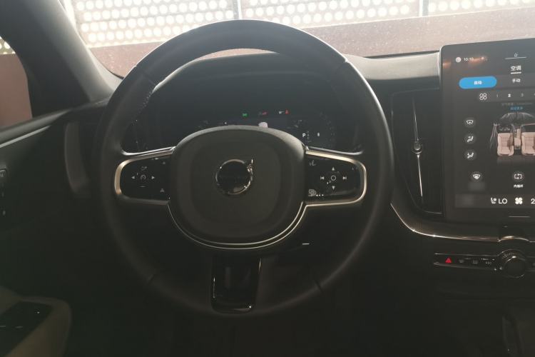 Used Volvo XC60 2025 B5 4x4 Smart Luxury Edition Steering Wheel