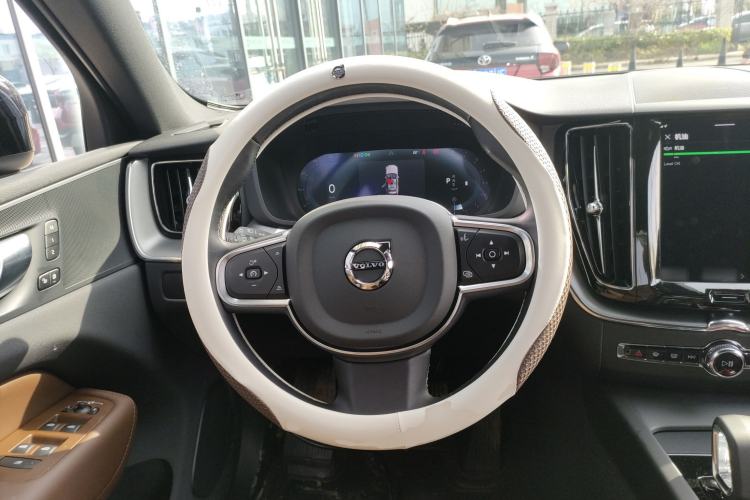 Used Volvo XC60 2025 B5 4x4 Smart Luxury Edition Steering Wheel