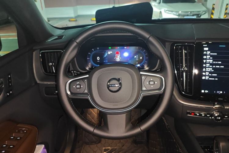 Used Volvo XC60 2025 B5 4x4 Smart Luxury Edition Steering Wheel