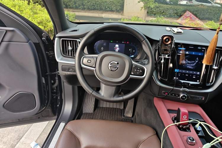 Used Volvo XC60 2025 B5 4x4 Smart Luxury Edition Steering Wheel