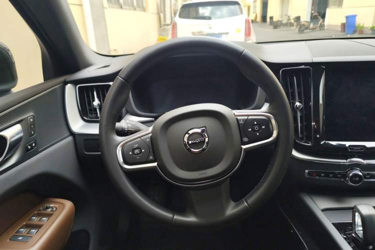 Used Volvo XC60 2025 B5 4x4 Smart Luxury Edition Steering Wheel