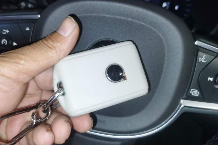 Used Volvo XC60 2025 B5 4x4 Smart Luxury Edition Vehicle Key