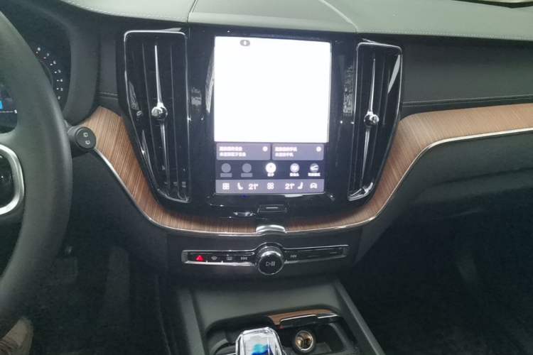 Used Volvo XC60 2025 B5 Four-Wheel Drive Smart & Advanced Luxury Edition Audio And AC Panel