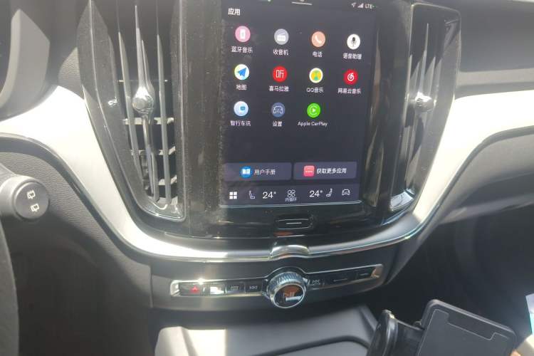 Used Volvo XC60 2025 B5 4x4 Smart Luxury Edition Audio And AC Panel
