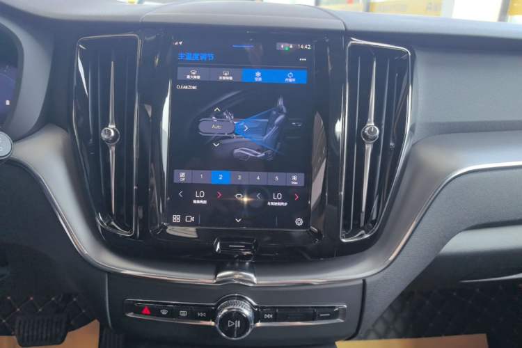 Used Volvo XC60 2025 B5 4x4 Smart Luxury Edition Audio And AC Panel