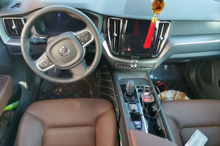 Used Volvo XC60 2025 B5 4x4 Smart Luxury Edition Center Console