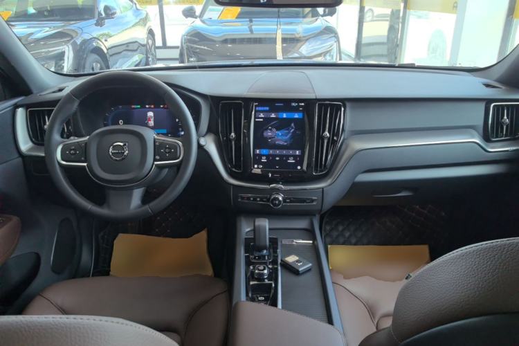 Used Volvo XC60 2025 B5 4x4 Smart Luxury Edition Center Console