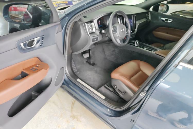 Used Volvo XC60 2025 B5 4x4 Smart Luxury Edition Driver Seat
