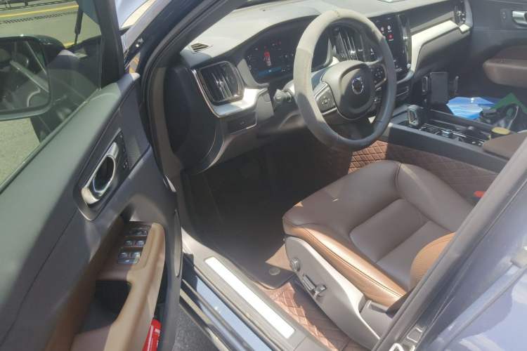 Used Volvo XC60 2025 B5 4x4 Smart Luxury Edition Driver Seat