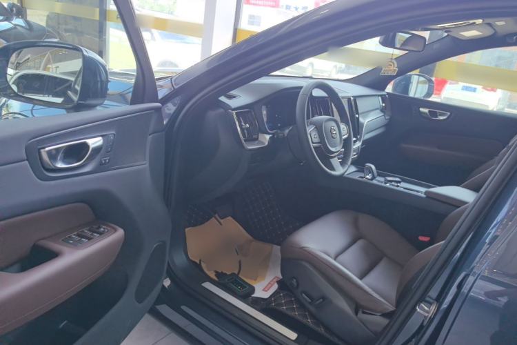 Used Volvo XC60 2025 B5 4x4 Smart Luxury Edition Driver Seat