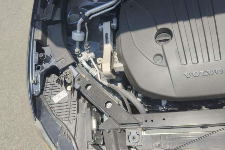 Used Volvo XC60 2025 B5 4x4 Smart Luxury Edition Engine Bay Right