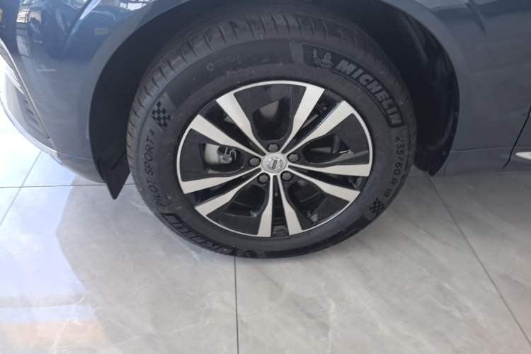 Used Volvo XC60 2025 B5 4x4 Smart Luxury Edition Exterior 4