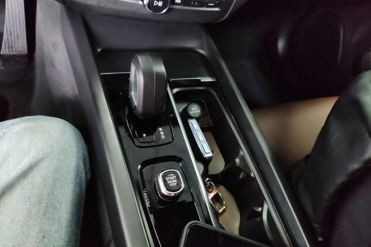 Used Volvo XC60 2025 B5 4x4 Smart Luxury Edition Gear Lever