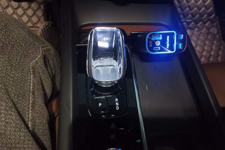 Used Volvo XC60 2025 B5 Four-Wheel Drive Smart & Advanced Luxury Edition Gear Lever