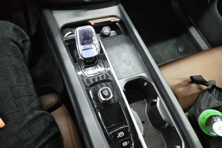 Used Volvo XC60 2025 B5 Four-Wheel Drive Smart & Advanced Luxury Edition Gear Lever