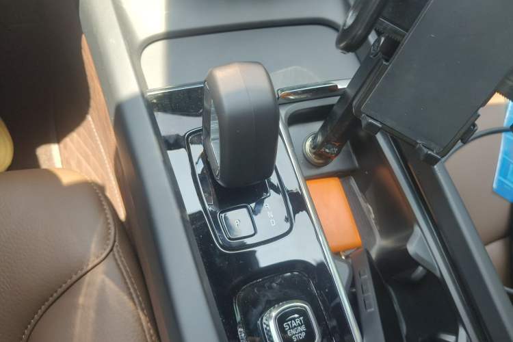 Used Volvo XC60 2025 B5 4x4 Smart Luxury Edition Gear Lever