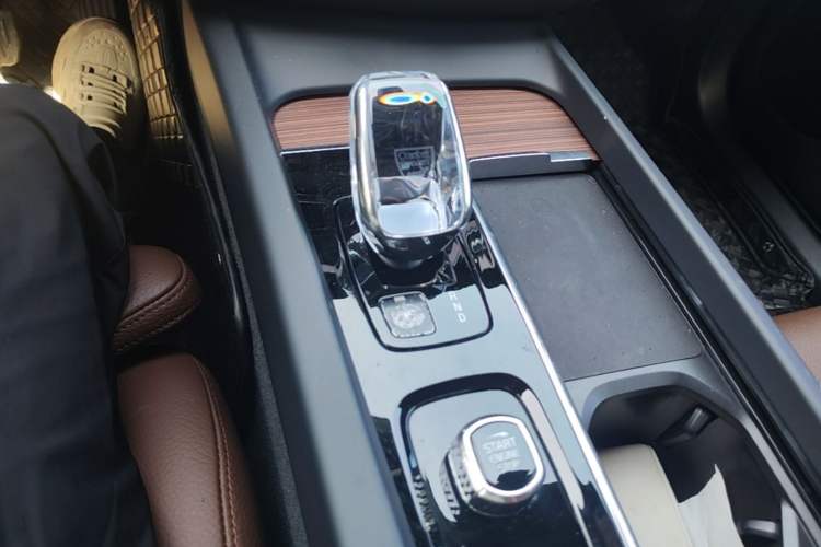 Used Volvo XC60 2025 B5 Four-Wheel Drive Smart & Advanced Luxury Edition Gear Lever