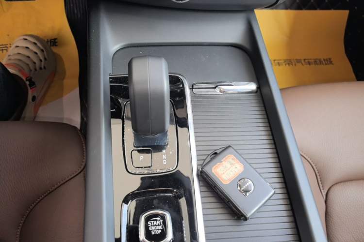 Used Volvo XC60 2025 B5 4x4 Smart Luxury Edition Gear Lever