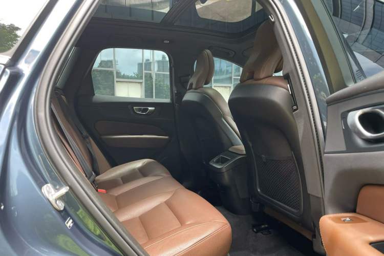 Used Volvo XC60 2025 B5 4x4 Smart Luxury Edition Interior 2