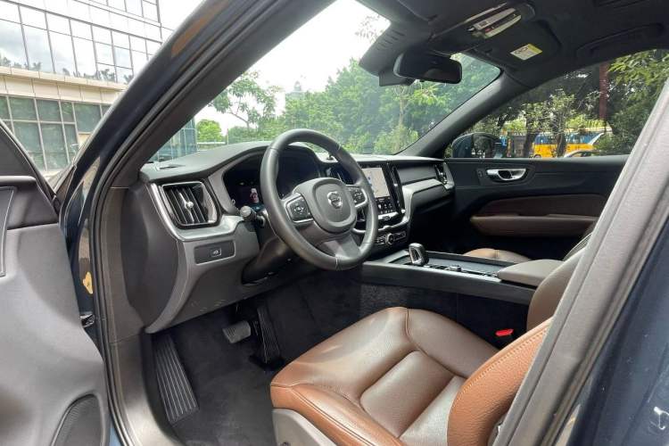 Used Volvo XC60 2025 B5 4x4 Smart Luxury Edition Interior 3