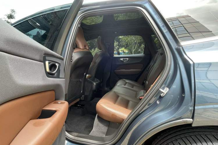 Used Volvo XC60 2025 B5 4x4 Smart Luxury Edition Interior 4