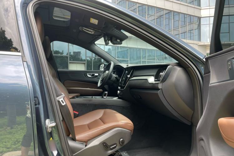 Used Volvo XC60 2025 B5 4x4 Smart Luxury Edition Interior 5