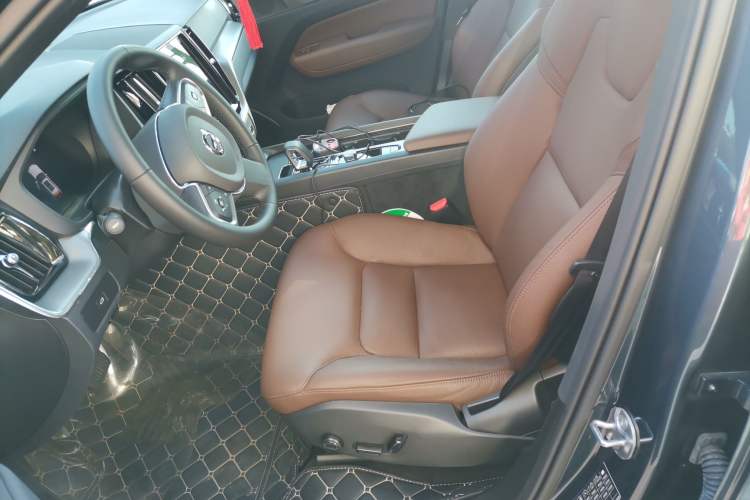 Used Volvo XC60 2025 B5 4x4 Smart Luxury Edition Left Front Seat