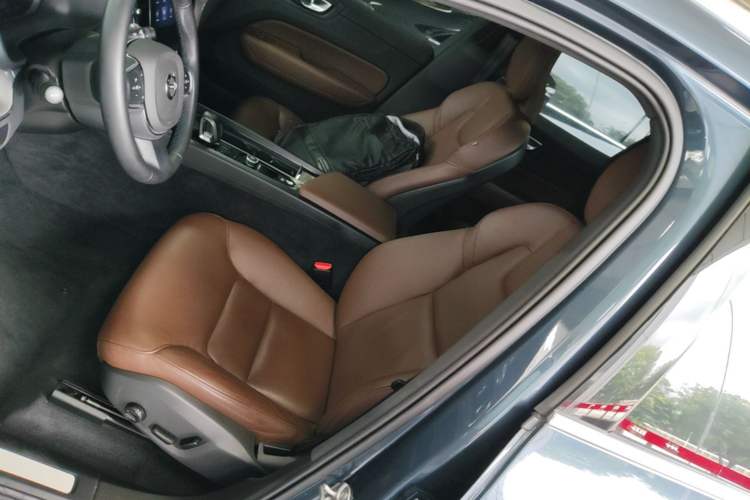 Used Volvo XC60 2025 B5 4x4 Smart Luxury Edition Left Front Seat