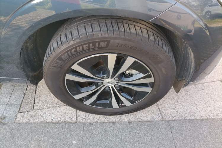 Used Volvo XC60 2025 B5 4x4 Smart Luxury Edition Right Front Wheel Hub