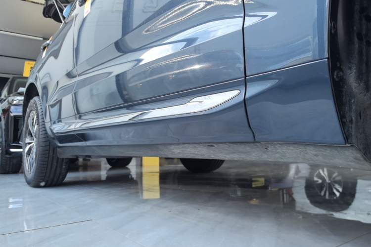 Used Volvo XC60 2025 B5 4x4 Smart Luxury Edition Right Side Sill