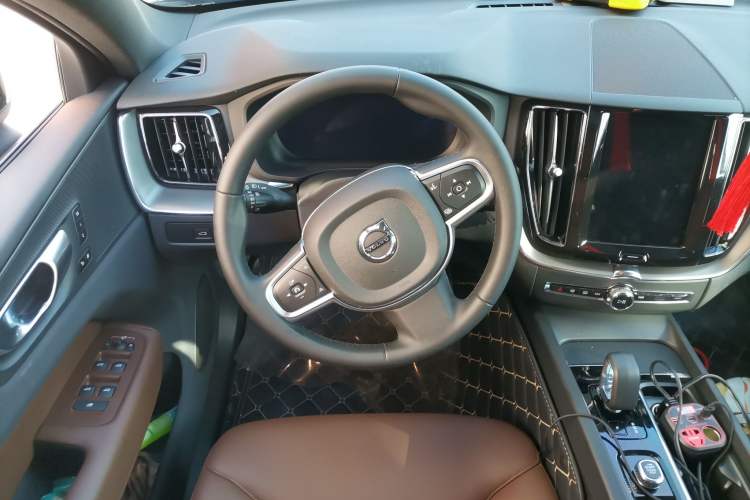 Used Volvo XC60 2025 B5 4x4 Smart Luxury Edition Steering Wheel