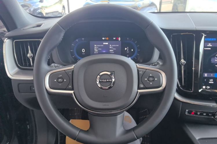 Used Volvo XC60 2025 B5 4x4 Smart Luxury Edition Steering Wheel
