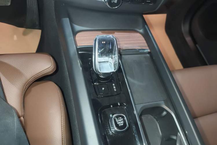 Used Volvo XC60 2025 B5 Four-Wheel Drive Smart & Advanced Luxury Edition Gear Lever